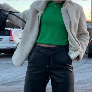 STAND jacka  - STAND jacka i storlek 34, använd 1 gång superfint skick. Köptes för 3000kr