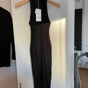 Klänning från Zara - Säljer min klänning från Zara, aldrig använd! Storlek S, säljer den för 150 kr!! Köparen står för frakt💞