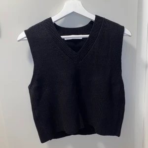 Stickad väst - Säljer en stickad svart väst från Zara i storlek S. Bara använd ett fåtalgånger. Sitter normalt i storlek. :) 