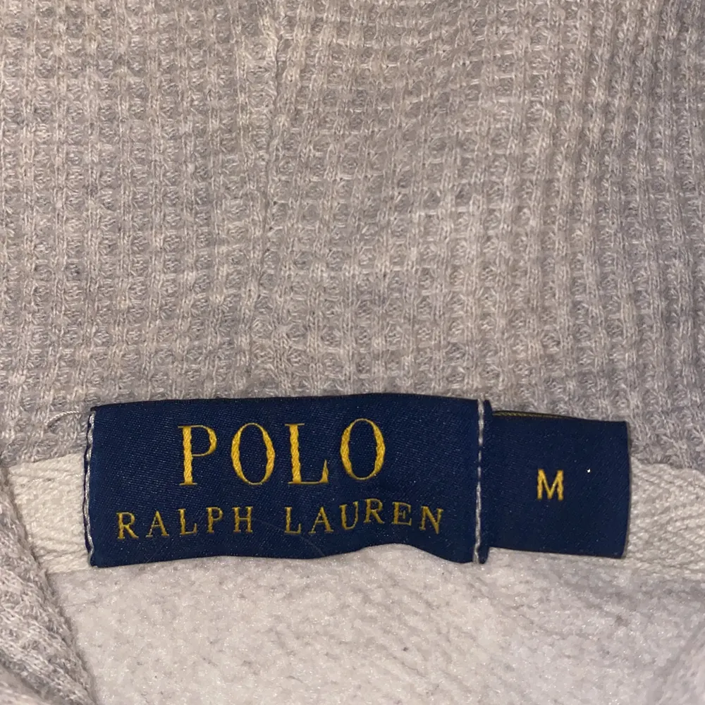 Grå Ralph Lauren tröja med dragskeddja. Vita snören använder aldrig nyköpt 1500 säljer för 500 ink frakt inga fläckar och smuts helt ren passar både M/S skit fin😊 skriv om du e intresserad🥰. Tröjor & Koftor.