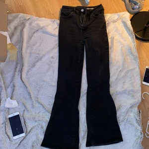 Svarta flare byxor  - Svarta flare byxor från bikbok, köpta för 600 men säljer dem billigare, dem är stretchiga 