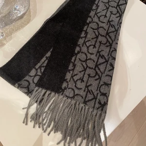 Super fin Calvin Klein halsduk! - Säljer denna fina halsduk då den inte kommer till användning! Mycket fint skick. Ej använd många gånger. Skriv vid intresse. Köpt i USA 