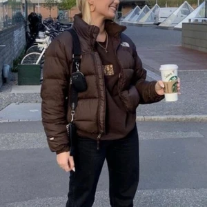 North face jacka  - Intressekoll på denna trendiga fina north face jacka slutsåld i denna bruna färg. Säljer vid ett bra pris💞
