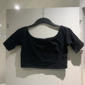 Svart gina topp  - Säljer denna fantastisk söta lilla topp från gina då den inte kommer till användning🥺 Storlek s, men strechig så passar storlek M också!! Använd endast en gång. 