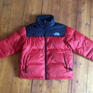 Säljer en skitsnygg Northface jacka❤️ - Säljer min väldigt snygga röda Northface jacka i storlek XL men jag har vanligtvis storlek M-L och passar väldigt bra på mig.❤️ Jackan är inte använd många gånger och skulle nästan säga nyskick utöver att den har använts✨❤️