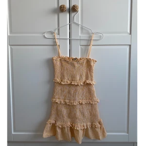 Klänning  - Super gullig klänning i helt nyttskick från Bershka (Prislapp på). Stretchig men liten i storleken har du xs vanligtvis är storlek s mer optimalt. Säljer pga ej använder den.                                                  Nypris: 350 SEK (Lånad bild från Bershkas hemsida) 