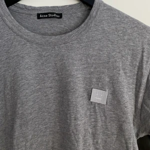 Acne Studios t-shirt - Köpt här på plick men inte använd så mycket av mig. Storlek S i damstorlek! Superbra skick 💘 Färgen visas bäst på mina bilder, dvs lite mörkare grå.)