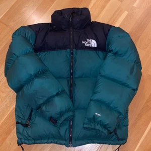 The north face jacka grön - Grön north face jacka i storlek s. Säljer eftersom den är lite för liten för mig. Nypris: 2500