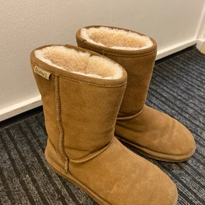 UGGs bearpaw - Skorna är i märket bearpaw. Köpta på XXL, använd två vintrar. Inte till användning längre. Nypris 999kr mitt pris 200