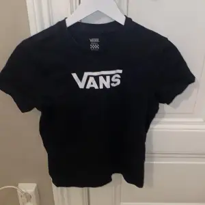Hejsan, jag säljer min VANS T-shirt i storlek Small. Säljer den då jag inte får så mycket användning av den. Passar till både till vardags och kan även sovas i om man vill  😇