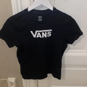 Vans T-shirt  - Hejsan, jag säljer min VANS T-shirt i storlek Small. Säljer den då jag inte får så mycket användning av den. Passar till både till vardags och kan även sovas i om man vill  😇