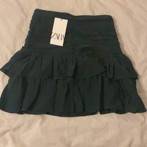 En helt ny grön volang kjol från zara med lappen kvar i storlek S. Slutsåld på hemsidan, säljer pga att jag råka beställa fel storlek.