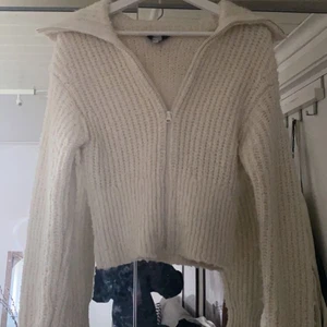 Kofta & other stories  - 😻INTRESSEKOLL😻Intressekoll på min absoluta favorit tröja från & other stories i strl xs. Perfekt nu till sena sommarkvällar.  Säljer då den inte kommer till användning längre. Helt slutsåld. Köpte för 850 kr. Buda från 500, privat. Pris kan diskuteras💘