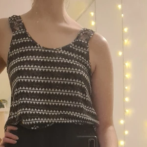 HM topp mönstrad - Mönstrat linne från HM i storlek 38. Fina detaljer på axlarna 🌟