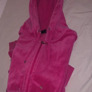 Cubus rosa tröja  - Rosa tröja ifrån Cubus liknar lite juciy couture storlek XL men passar mig med M