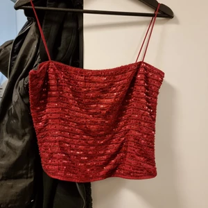 Massimo Dutti  - Fin top i stl M som sitter jättebra på. Finns förstärkningar i sidorna som håller toppen uppe. Frakten tillkommer. 