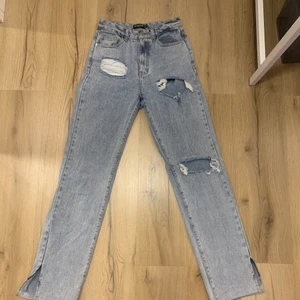 Prettylittlething Jeans - Ett par dunder snygga jeans från prettylittlething men tyvärr passar de ej mig längre! har klippt dom själv så de ska passa i bra längd för mig som är 170 och efter de är slits på så har jag klippt så jeansen går ner till skorna💓