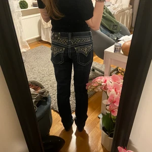 Jeans - Säljer dessa riktigt snygga lågmidjade jeans. Älskar de men har ett par liknande så därför kommer de ej till användning!💕De har även völdigt coola fickor