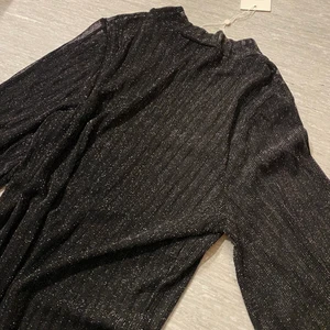 Glitter fest topp - Ur snygg tröja som inte kommer till användning. Genomskinlig och kan bli så jäkla snygg på någon som vill använda den. Lappen är kvar. 