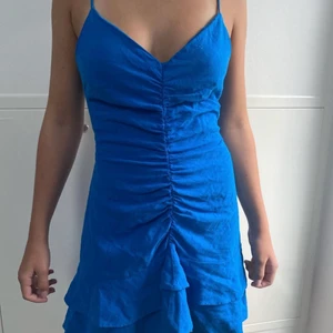 Blå linneklänning  - Superfin och somrig linneklänning från Zara, strl S men passar även xs. Aldrig använd och slutsåld! Fullpris: 349kr
