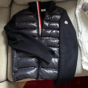 Moncler cardigan jacka (storlek S) - Moncler Tricolour zipper cardigan i nyskick: säljes för 5000kr nypris 8999kr, cond 10/10! 