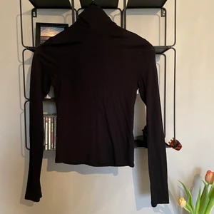 Svart Polotröja storlek S - En svart tight polotröja. 