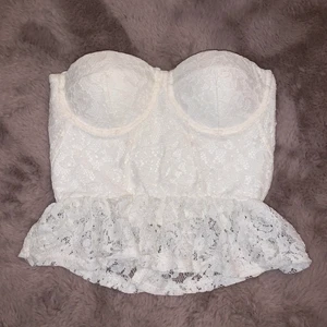 Vit korsett - Jättefin vit korsett från Bikbok som tyvärr är för liten runt magen på mig men annars jättefin! Har runt 80B/D i kupa och den passar mig bra! Bara att fråga om du har några frågor 💗