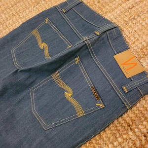 Nudie jeans - W:30 L:32. Har tydligen blivit för tjock för mina jeans:(. Ser och är knappt använda. Lite vidare byxor vilket är SJUKT trendigt så va beredd på att få kopiösa mängder swag med dessa