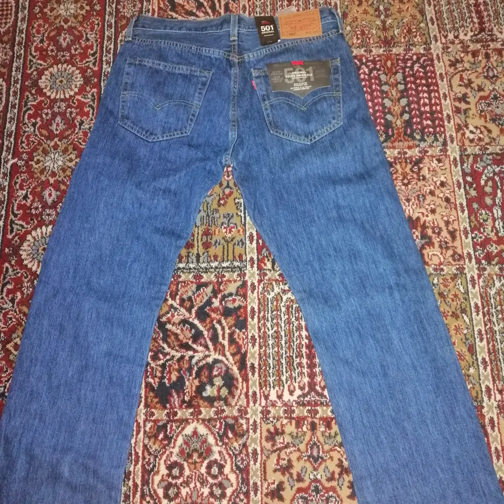 Levis jeans i strl 32/32. Helt oanvända och samtliga etiketter kvar. Nypris 999kr. Jeans & Byxor.