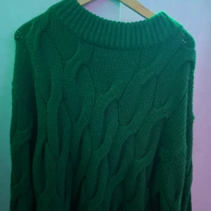 Grön jättefin stickad tröja - En oanvänd stickad tröja! Väldigt oversized men sitter fint ändå. Frakt tillkommer ⚡️💚🚚