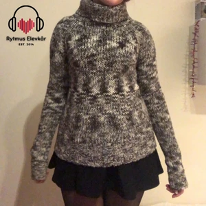 Grå tjocktröja - Grå tjocktröja i strl M. Säljs av Rytmus Stockholms Elevkår, alla kläder som säljs har skänkts utav elever på Rytmus och de pengar som samlas in från klädinsamlingen ges oavkortat till WWF. Ta chansen och köp fina kläder second hand och bidra på samma gång till att bevara miljön!