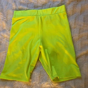 Neon grön/gula cyckelbyxor från H&M - Neon Grön/gula cyckelbyxor från H&M. En ganska tjock kant längst upp. Strl S