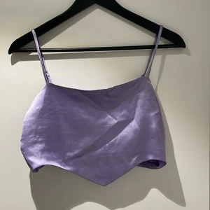 Lila topp - Jättefin lila topp i siden från NA-KD! Säljer då den inte kommer till användning. Storlek 38 men passar även 36