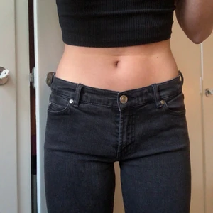 Hugo Boss slim jeans  - Väldigt fina Hugo boss jeans, köpta second hand men i fint skick. väldigt fin washed out svart färg. Är i strl 27/32 men är lite förkorta för mig som är 170