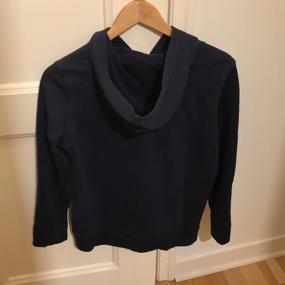 Såå fin gap tröja i en fin blå färg med luva 😍😍 storlek S . Tröjor & Koftor.