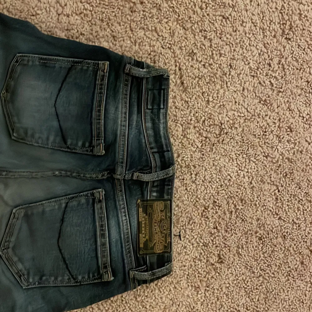 Supper fina bootcut jeans från Crocker, midjan är storlek 23 längden är storleken 31🤍. Jeans & Byxor.