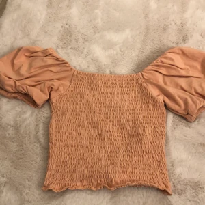 Peach färgad topp från Gina Tricot  - Peach färgad topp med lite puffigare armar från Gina tricot. Fint skick!