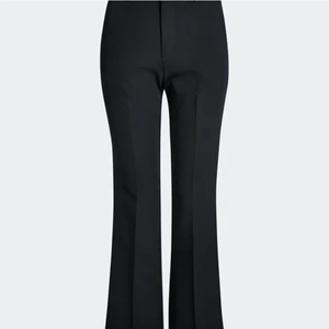 Kostymbyxor  - Köpte dessa nyodlingen från plick men jag trodde de va i en annan storlek så de var lite för stora för mig. Köp direkt för 200kr😊