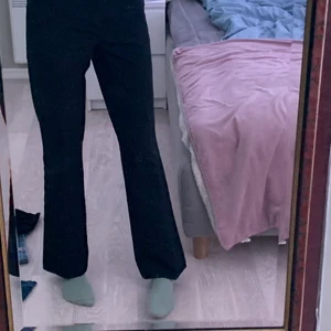 kostymboxyr - svarta kostymbyxor från bikbok💞 högmidjade, köpta förra sommaren, använda max 5 gånger så i nyskick!💓 kan mötas i stockholm annars står köparen för frakt💕