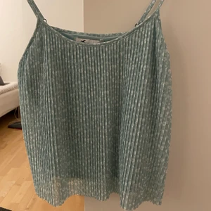 Perfekt sommartopp - Världens sötaste blommiga sommartopp i storlek s. Helt oanvänd med prislapp kvar!! 💓 frakt 62kr 