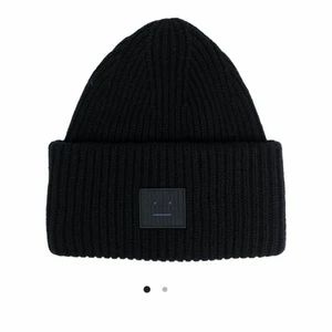 Acne Mössa Svart - Har knappt aldrig använt den så jag inte riktigt gillar mössor❤️