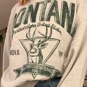 Montana tröja från Bershka - Fin oversized tröja från bershka med tryck. Nästan aldrig använd. 