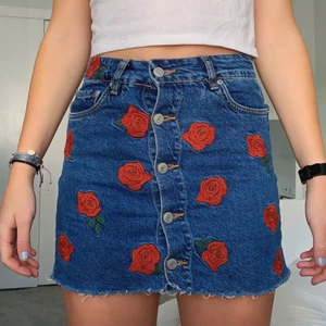 Zara denim kjol  - Min favorit och underbar kjol från #zara som jag tyvärr bara använt ett fåtal gånger. Säljs inte mer och är perfekt inför sommarn 😍😍