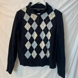 Kofta - Fin kofta med dragkedja, den är i storlek L men skulle säga att den sitter mer som en M. Frakt tillkommer💙