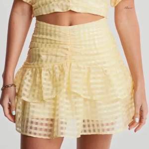 Superfin gul picknick mönstrad kjol från Gina Tricot! Liknande den populära från H&M fast i gult💛💛💛 