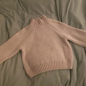 Mysig tröja  - Säljer en jätte fin och mysig tröja! Värmes super bra och materialet är super!! Säljer pågrund av att den blivit liten annars hade jag haft kvar den som mys tröja. Jätte bra skick använd ungefär 3-4 gånger och ser helt ny ut. Köparen står för frakten!💖