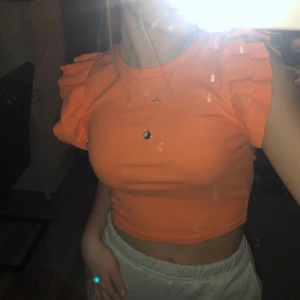 Orange söt topp med volang - Säljer en supersöt orange topp med volang ifrån Zara i storlek S men funkar som en Xs, mycket bra skick, säljer för 65 + frakt!! 🧡🙌🤍