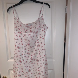 Blommig sommarklänning  - Superfin sommarklänning som endast är använd 1 gång. Storlek 36 och jag är 172 cm. Banden är justerbara. Köparen står för frakten. 