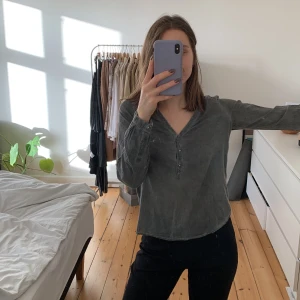 Skjortebluse fra Coster Copenhagen - Har et rigtigt pænt fit, meget blødt materiale. Farven er grå men lidt med et spil af lysere farver som ses på billede 3.