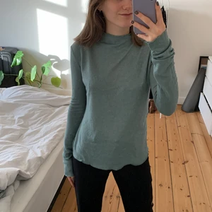 Højhalset let strik  - Trøjen er købt i Zara, i meget let strik materiale, der er utrolig behageligt mod kroppen.